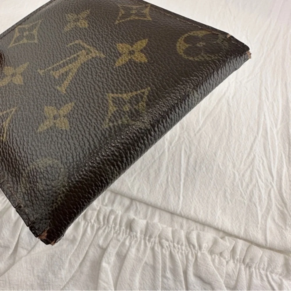 AUTHENTIC Louis Vuitton wallet or credit card holder.
